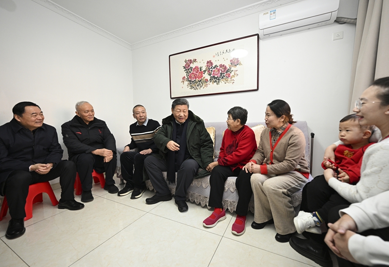 2025年1月23日上午，習近平總書記在遼寧沈陽大東區(qū)長安街道長安小區(qū)考察時，走進居民郎素蘭家中看望。