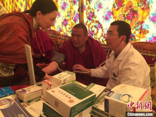 圖為馬少元(右一)在基層開展義診。青海省第四人民醫(yī)院供圖