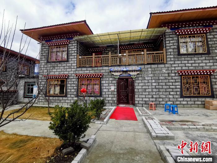 圖為林芝米林縣羌納鄉(xiāng)西嘎村村民家家戶戶發(fā)展庭院經濟，院內種滿了各種果樹?！≮w延 攝