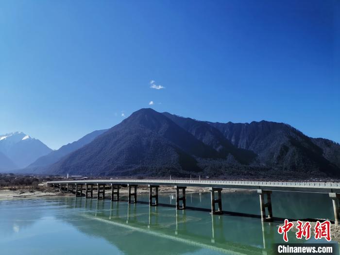 圖為現(xiàn)在已經通車的魯霞大橋?！≮w延 攝