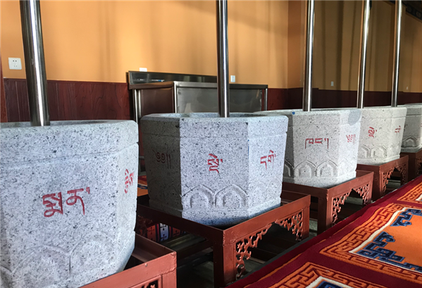 圖為藏醫(yī)院的藏藥加工地。.png