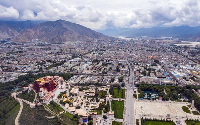 鳥瞰拉薩古城（8月10日無人機拍攝）。新華社記者 李鑫 攝.jpg