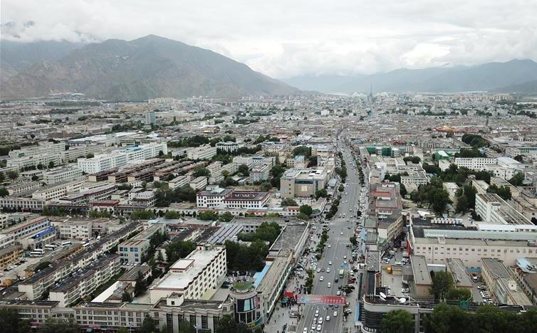 8月10日無人機(jī)拍攝的拉薩城市一景。新華社記者 王益亮 攝.jpg