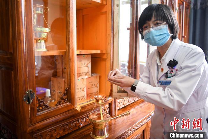 湖南中醫(yī)藥大學第一附屬醫(yī)院外治科援藏醫(yī)生譚濤介紹中醫(yī)和藏醫(yī)向結(jié)合的霍爾麥療法?！钊A峰 攝