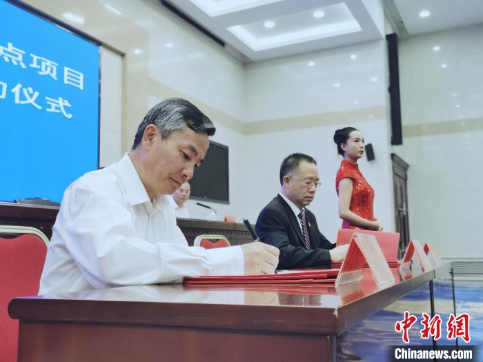 圖為青海省副省長匡湧(左)簽訂合作共建區(qū)域醫(yī)療中心框架協(xié)議?！?zhí)砀?攝