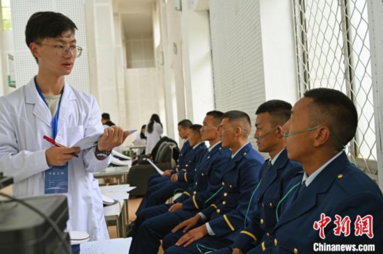 圖為研究團(tuán)隊(duì)成員登記消防員信息?！≮w朗 攝