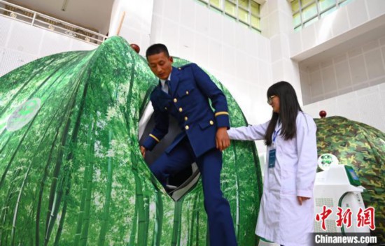 圖為參與完測試，消防員走出高壓氧倉?！≮w朗 攝