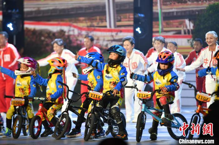 圖為拉薩市春節(jié)藏歷新年聯(lián)歡晚會錄制現(xiàn)場。　貢嘎來松 攝