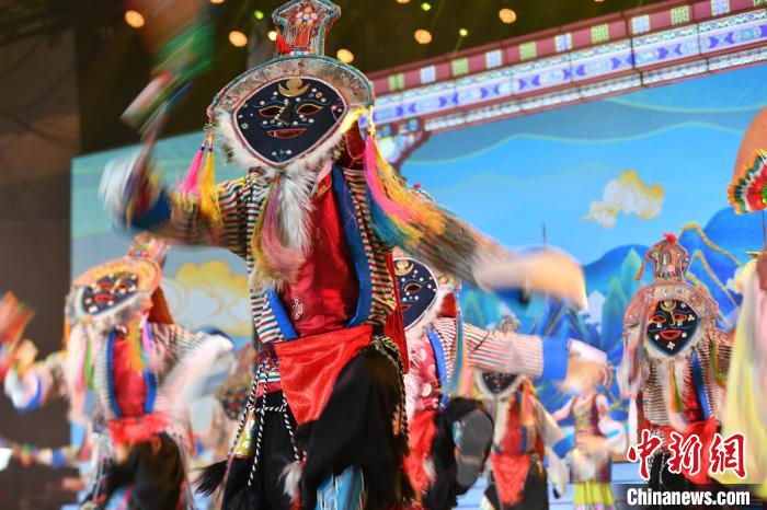 圖為演員在聯(lián)歡晚會上表演。　貢嘎來松 攝