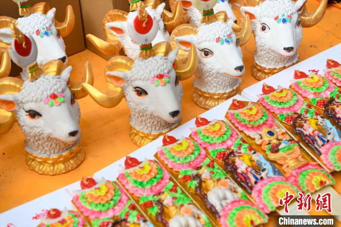 圖為拉薩市場(chǎng)上待售的吉祥羊頭?！∝暩聛?lái)松 攝