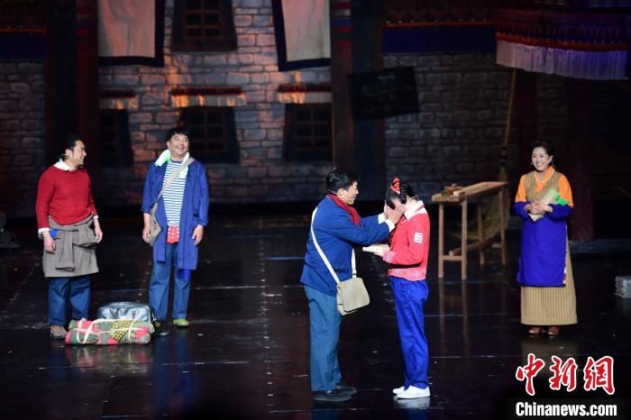 圖為西藏本土話劇《八廓街北院》演出現(xiàn)場?！∝暩聛硭?攝