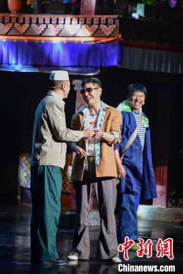 圖為西藏本土話劇《八廓街北院》演出現(xiàn)場?！∝暩聛硭?攝