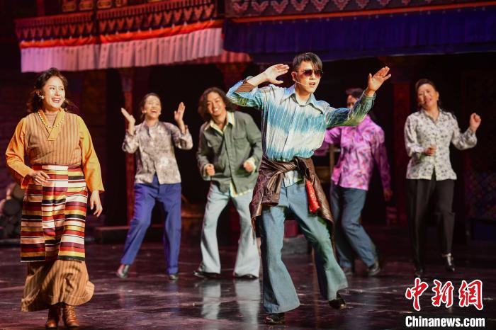 圖為西藏本土話劇《八廓街北院》演出現(xiàn)場?！?攝