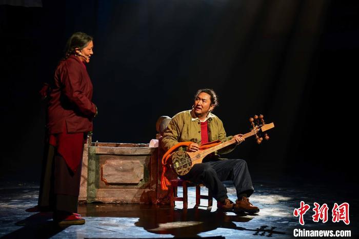 圖為西藏本土話劇《八廓街北院》演出現(xiàn)場?！∝暩聛硭?攝