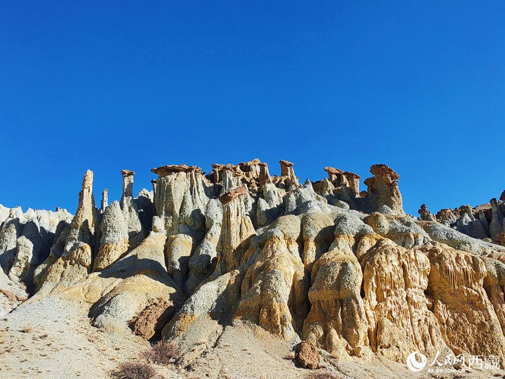 形態(tài)各異的土林。人民網(wǎng) 李海霞攝