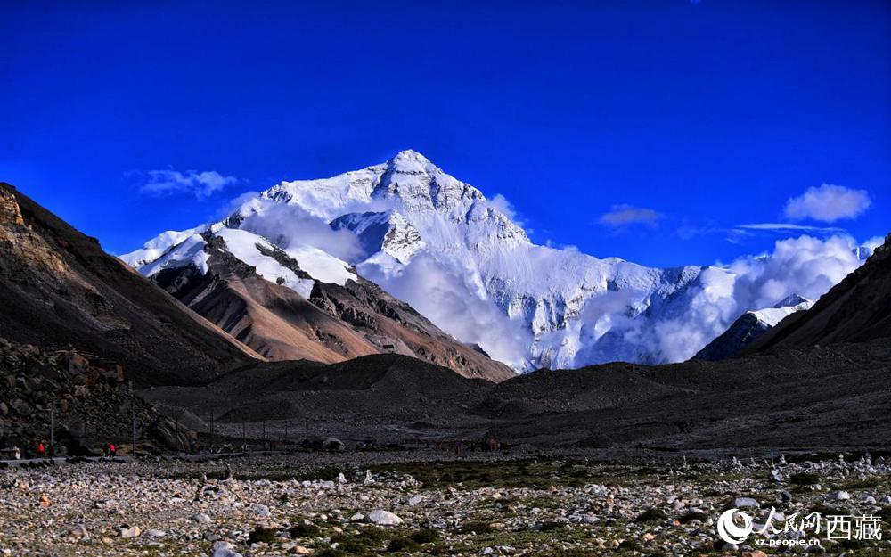 遠(yuǎn)眺珠穆朗瑪峰。