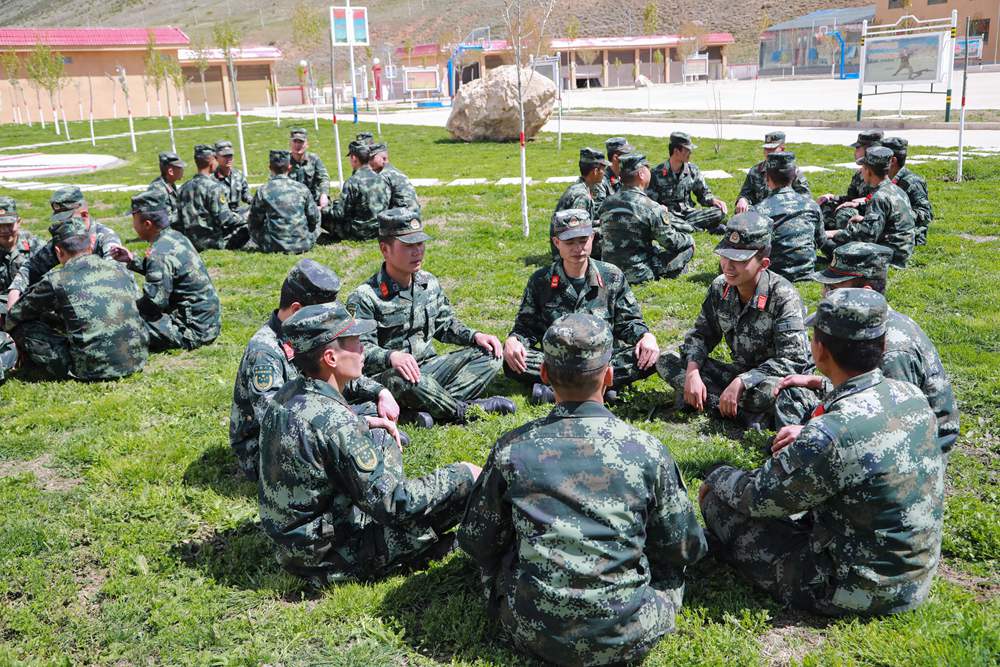 官兵正在開展“讀書分享”交流活動。