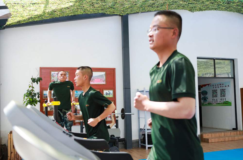 官兵正在新配發(fā)的跑步機上運動。