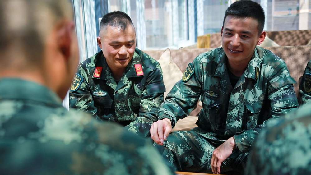 官兵正在陽光棚內(nèi)優(yōu)雅的環(huán)境中下象棋。