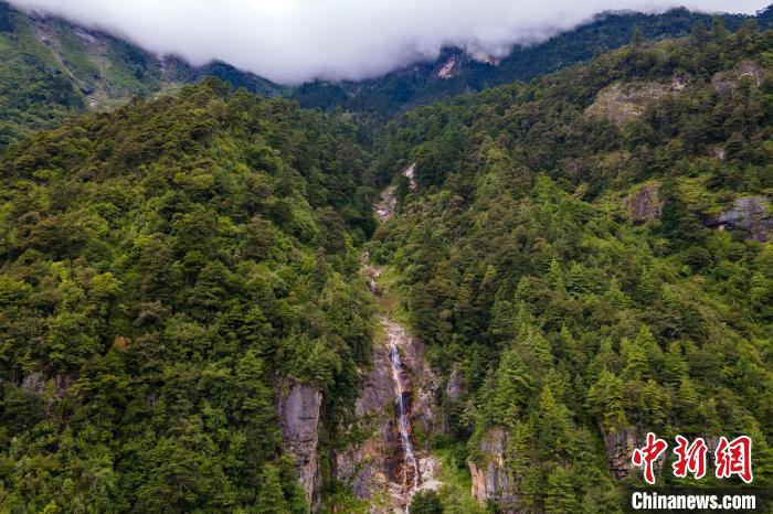 勒布溝的瀑布。　江飛波 攝