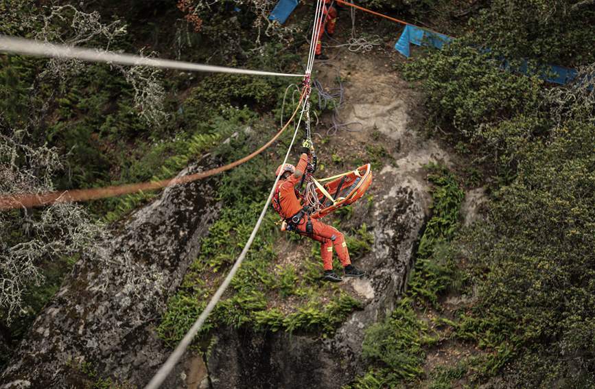 T型救援。西繞拉翁攝