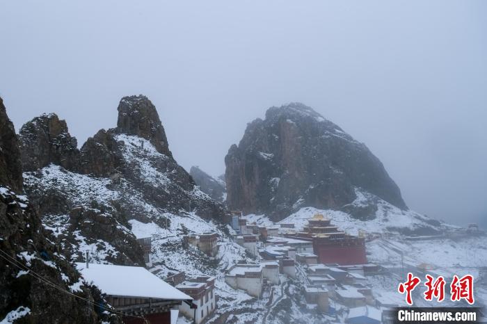 雍仲苯教孜珠寺風(fēng)光。　江飛波 攝