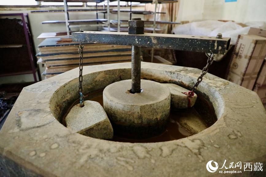 制作藏香的原料用石頭混合研磨。人民網(wǎng)記者 次仁羅布攝