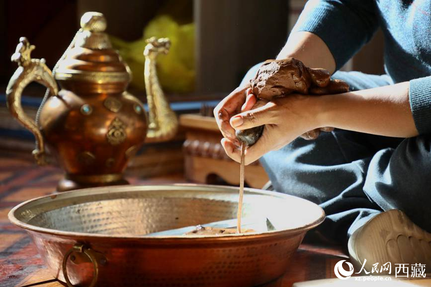 牛角鉆孔，將木泥擠出。人民網(wǎng)記者 次仁羅布攝