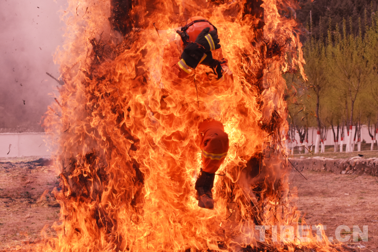9 張強攝 中隊開展穿越火廊實戰(zhàn)訓練.jpg 9 張強攝 中隊開展穿越火廊實戰(zhàn)訓練.jpg