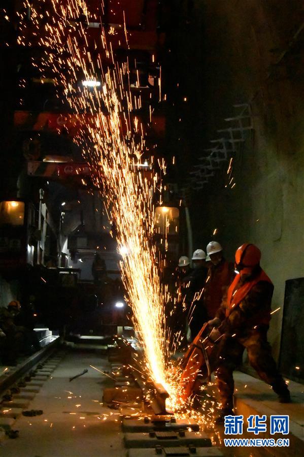 (圖文互動(dòng))(2)格庫鐵路最長隧道阿爾金山隧道完成鋪軌