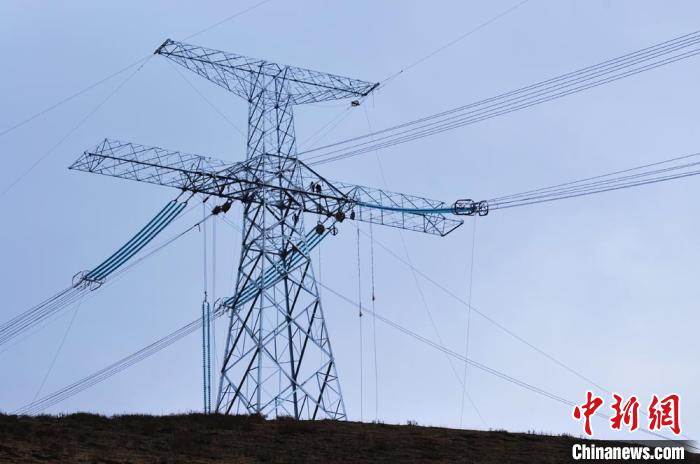 高原藏區(qū)電力線路建設(shè)者:高寒缺氧、扎刺掛彩是常事