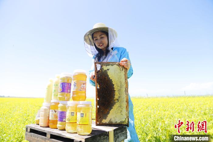 圖為蜂農(nóng)現(xiàn)場展示蜂產(chǎn)品?！●R銘言 攝