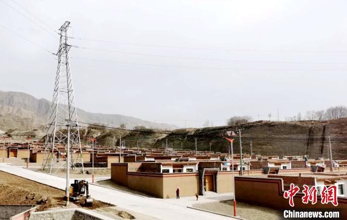 圖為來(lái)玉村易地扶貧搬遷后的新家園。尖宣 供圖