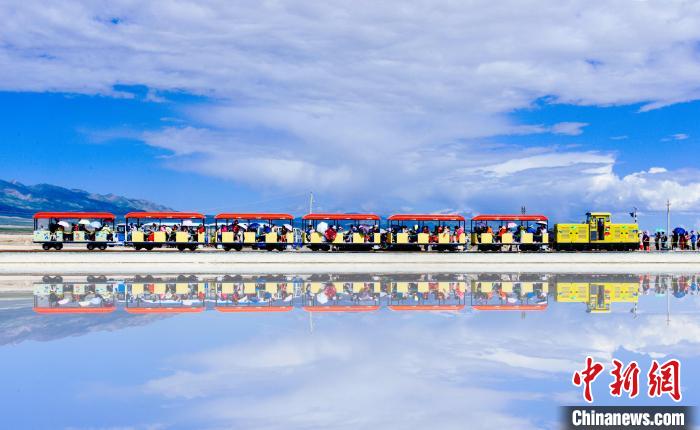 青海迎傳統(tǒng)旅游“黃金季”:“天空之鏡”茶卡鹽湖復(fù)蘇勢頭強(qiáng)勁