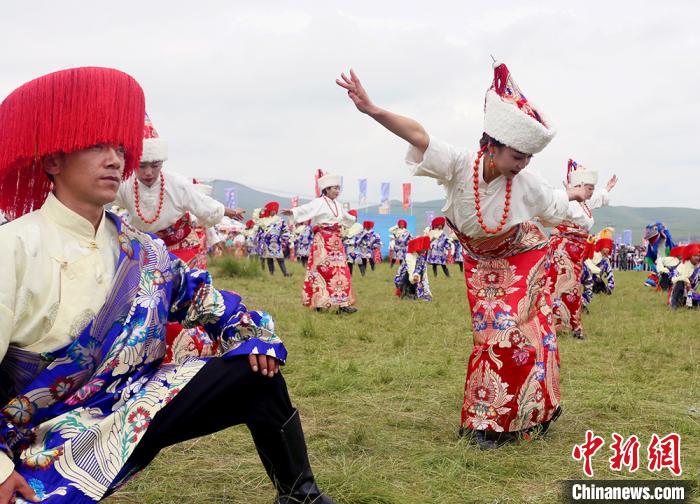 當(dāng)?shù)孛癖姎g慶香浪節(jié)?！「哒?攝