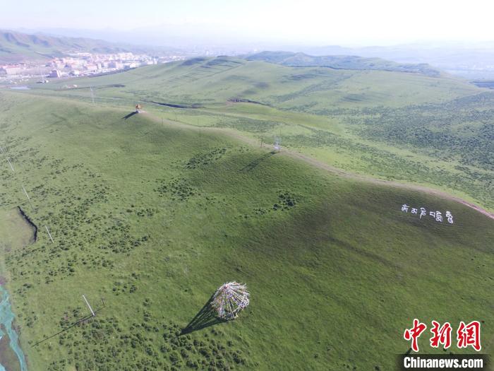 拍攝于2017年6月的甘南當(dāng)周草原。(資料圖) 楊艷敏 攝