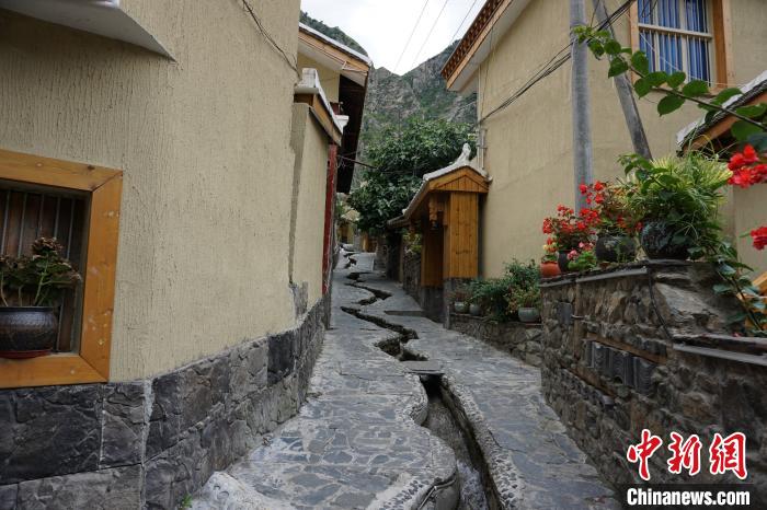 沿溪流分布的若吉村民宿?！∽g 攝