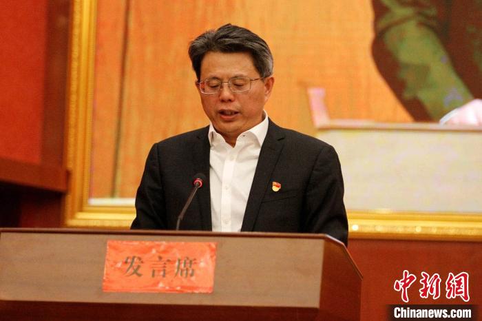 圖為果洛州委常委、副州長、上海市援青聯(lián)絡(luò)組組長馮志勇總結(jié)對口支援十年工作。　果洛州委宣傳部供圖 攝