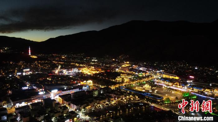 圖為玉樹市城市建設(shè)?！√K丹 攝