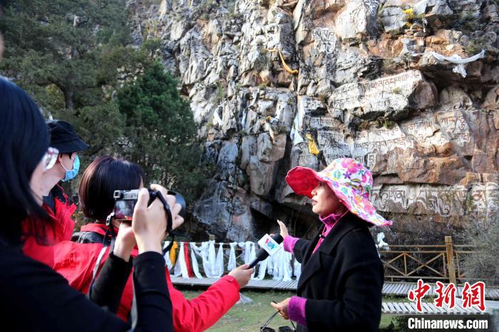 圖為中外媒體在玉樹州玉樹市采訪文旅融合情況。　張?zhí)砀?攝