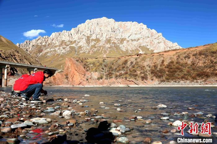圖為中外記者在雜多縣境內(nèi)的瀾滄江干流采訪當(dāng)?shù)厣鷳B(tài)保護(hù)情況。　張?zhí)砀?攝
