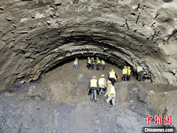 圖為久馬高速查針梁子隧道施工現(xiàn)場。　王鵬 攝