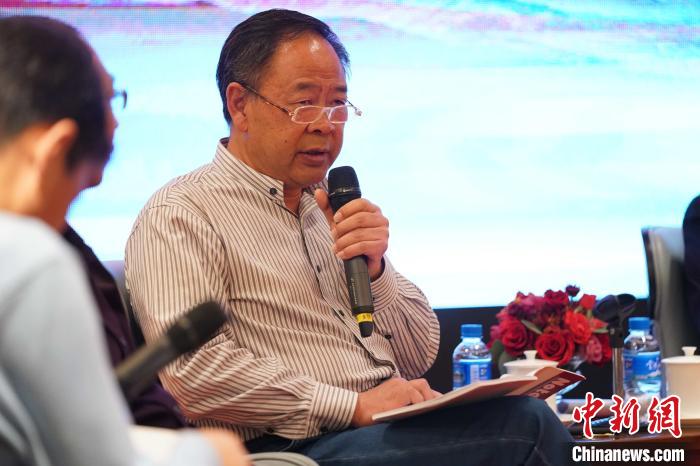 圖為青海省藝術(shù)研究所所長、文化學(xué)者耿占坤發(fā)表觀點(diǎn)?！√K丹 攝