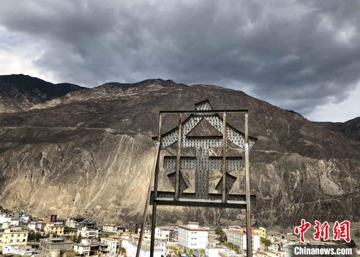 圖為處在山巒腳下的奔子欄?！】姵?攝