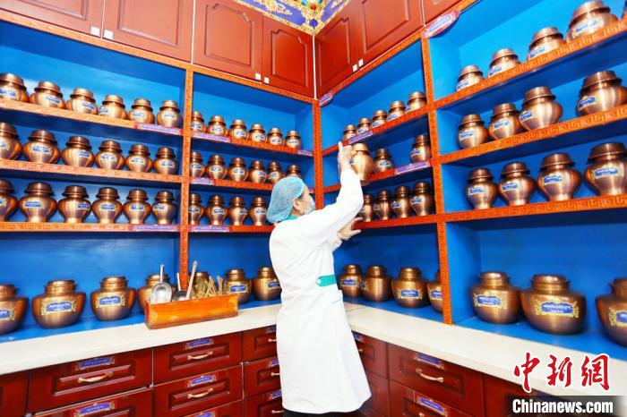 近年來(lái)，夏河縣藏醫(yī)醫(yī)院在基礎(chǔ)設(shè)施、醫(yī)療服務(wù)、業(yè)務(wù)拓展、人才梯隊(duì)、制度建設(shè)等都發(fā)生了巨大變化?！「哒?攝