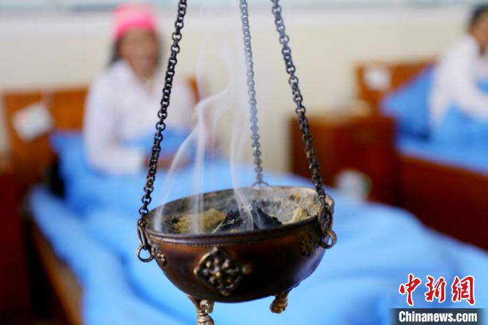 圖為藏醫(yī)熏藥療法?！「哒?攝