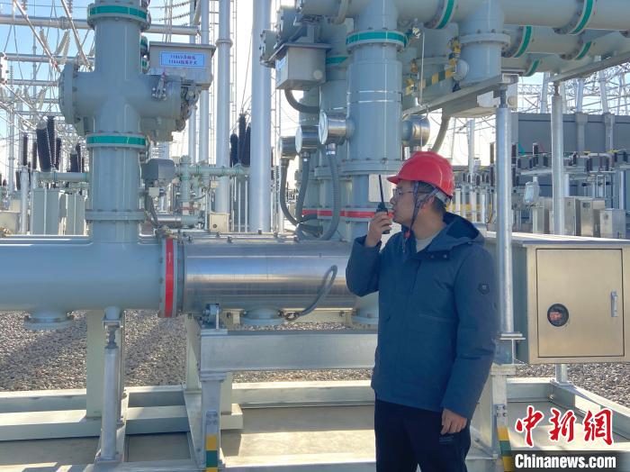 圖為國網(wǎng)青海檢修公司專業(yè)人員在沙柳變電站驗(yàn)收設(shè)備。　唐胥 攝