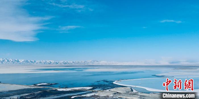 圖為冬季茶卡天空壹號(hào)景區(qū)?！±罱瓕?攝