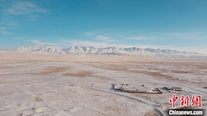 圖為冬季茶卡天空壹號(hào)景區(qū)?！±罱瓕?攝