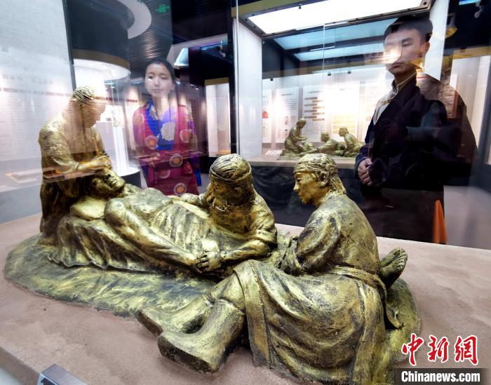 圖為模擬的藏醫(yī)眼科手術(shù)場景?！?zhí)砀?攝